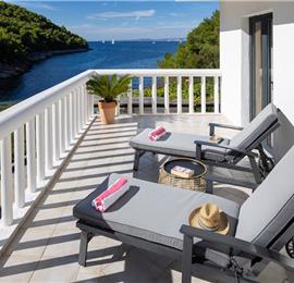 6 Bedroom villa with infinity pool set in a stunning bay near Hvar town on Hvar Island sleeps 10-12